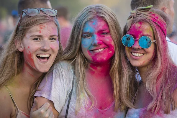 Okända flickor är en deltagare i kulturella och musikfestivalen Sziget i Budapest, Ungern — Stockfoto