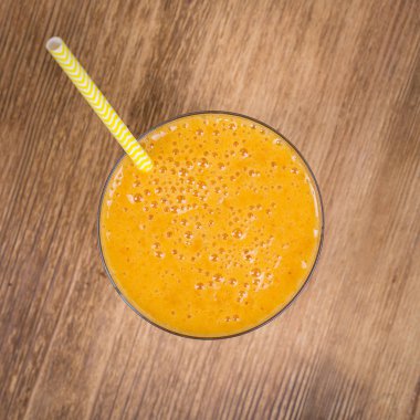 Sarı erik suyu bir bardak vintage ahşap bir masa üzerinde. Biyo sağlıklı yiyecek ve içecek. Organik diyet.