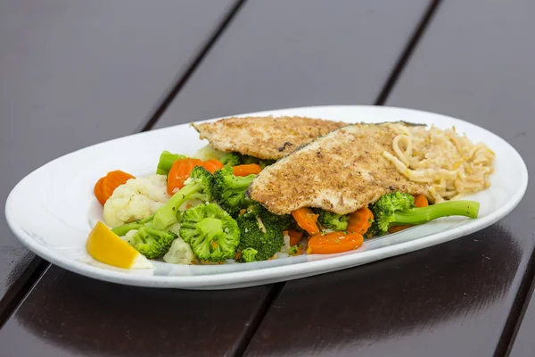 Filetto di pesce con broccoli, cavolo bianco e carota, primo piano — Foto Stock