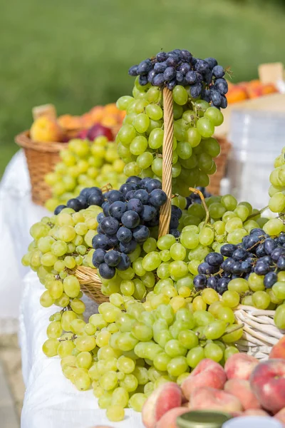 Green and red grapes on the market in Hungary — Stock Photo, Image