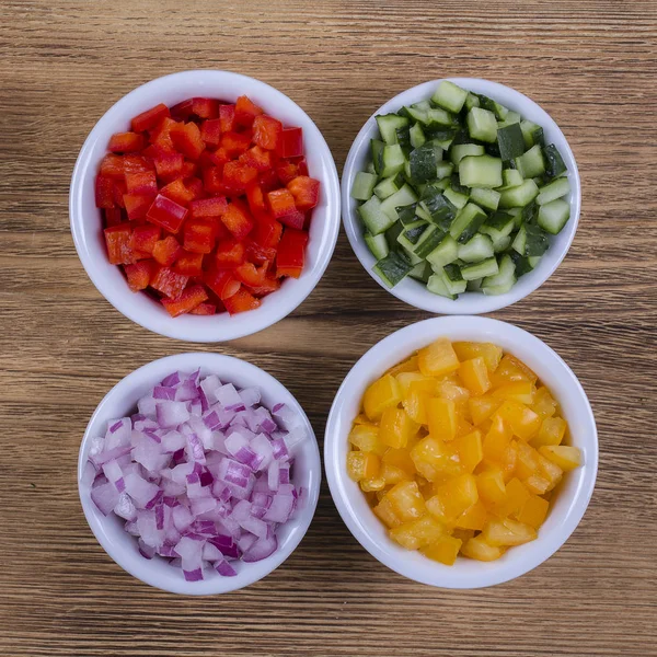 Dilimlenmiş sebzeler ürün yelpazesine. Biber, domates, salatalık, soğan kase