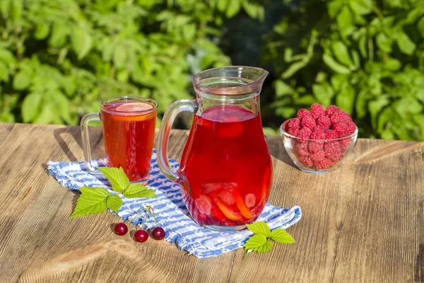 Dietary detox drink with lemon juice, red strawberry, cherry and raspberry in clear water with ice — Stock Photo, Image