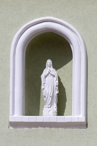 Heviz, Macaristan - Kutsal Meryem Tanrı'nın annesi Meryem heykeli — Stok fotoğraf
