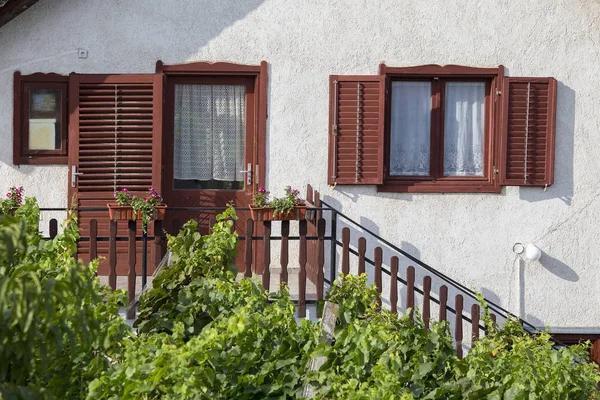 헝가리에서 문 및 창 셔터 — 스톡 사진