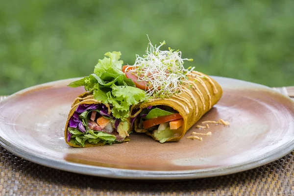 Vegan wraps med råa grönsaker. Ön Bali, Ubud, Indonesien — Stockfoto