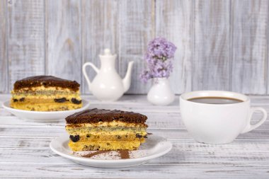 Bisküvi hamur haşhaş tohumu, Erik, ceviz ve fincan kahve ile çikolatalı kek