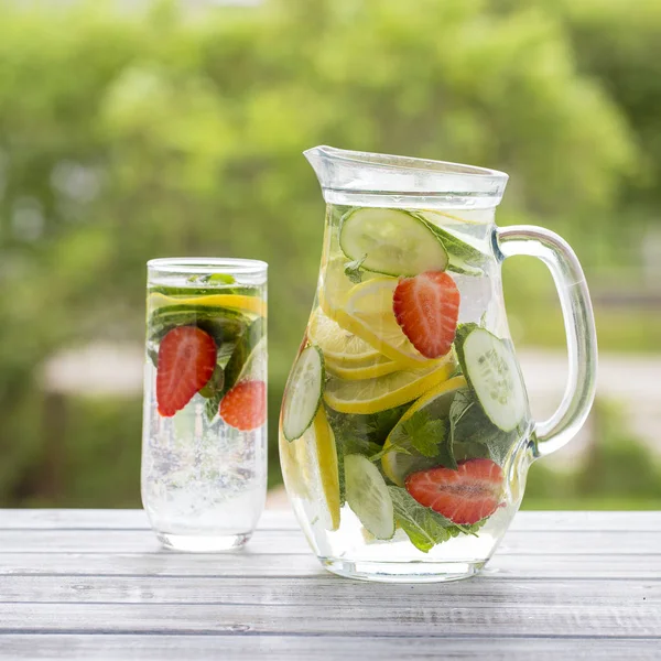 Bebida dietética de desintoxicación con jugo de limón, fresa roja, pepino y hojas de menta — Foto de Stock
