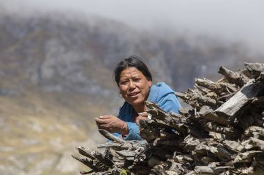 Portre yaşlı kadın Himalaya Köyü, Nepal