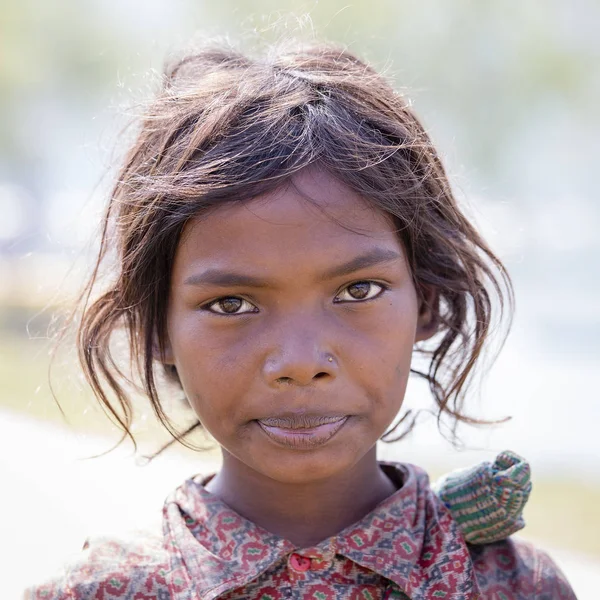Portrét nepálský dítě na ulici v himálajské vesnici, Nepál — Stock fotografie