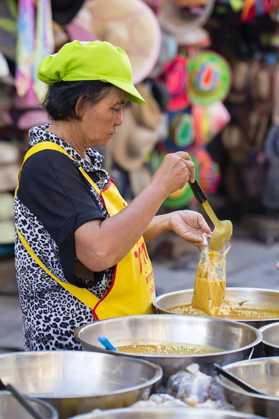 Thai kvinna förbereder och säljer mat på traditionella gatan marknaden i Koh Phangan, Thailand — Stockfoto