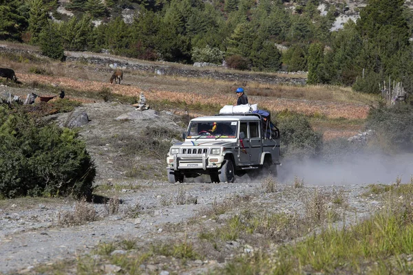 İnsanlar dağ yolu Annapurna trekking yolda sürüş hedeflerine ulaşmaya çalışın. Himalayalar, Nepal