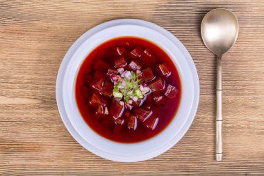 Rus ya da Ukrayna soğuk sebze pancar çorbası masaya yakın çekim