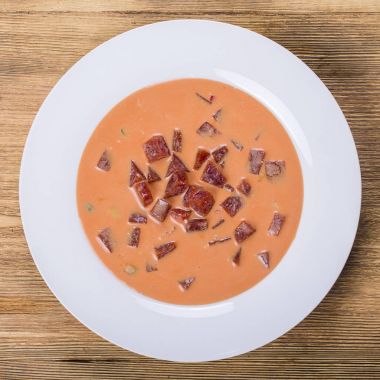 Soğuk pancar çorbası - sıcak yaz günleri için özel. Pancar, salatalık, patates, radsih ve yumurta ile sebze soğuk çorba. Yakın çekim