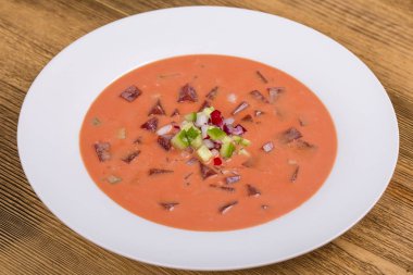 Soğuk pancar çorbası - sıcak yaz günleri için özel. Pancar, salatalık, patates, radsih ve yumurta ile sebze soğuk çorba. Yakın çekim