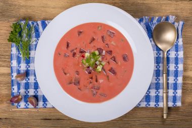 Soğuk pancar çorbası - sıcak yaz günleri için özel. Pancar, salatalık, patates, radsih ve yumurta ile sebze soğuk çorba. Yakın çekim