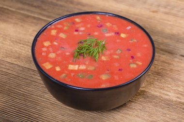 Soğuk pancar çorbası - sıcak yaz günleri için özel. Pancar, salatalık, patates, radsih ve yumurta ile sebze soğuk çorba. Yakın çekim