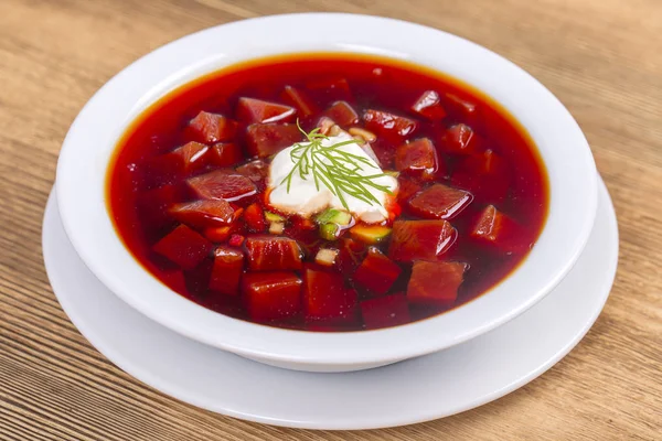 Detailní záběr z ruského či ukrajinského studená zeleninová polévku z červené řepy na stůl — Stock fotografie