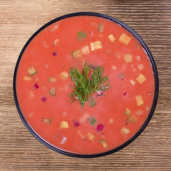 El borscht frío - la especialidad para los días calurosos veraniegos. Sopa fría de verduras con remolacha, pepino, patata, radsih y huevo. De cerca. —  Fotos de Stock