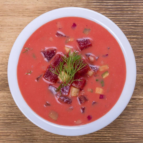 Borscht frio - especialidade de dias de verão quentes. Sopa fria vegetal com beterraba, pepino, batata, radsih e ovo. Fechar — Fotografia de Stock