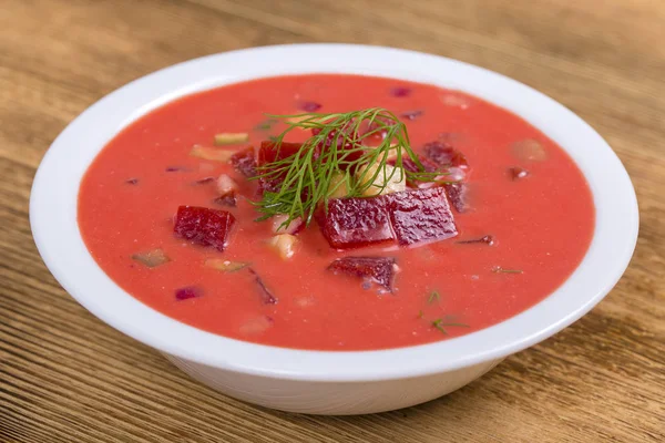 Cold borscht - speciality for hot summer days. Vegetable cold soup with beet, cucumber, potato, radsih and egg . Close up — Stock Photo, Image