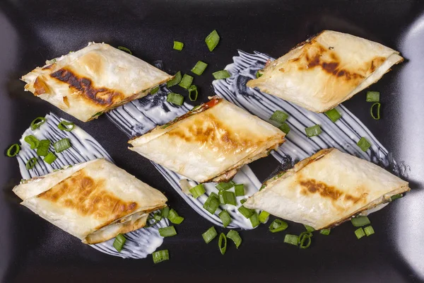 Pita brood gewikkeld met cottage kaas en groenten — Stockfoto