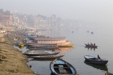 Varanasi, Hindistan'ın kutsal ghats sabah manzaraya
