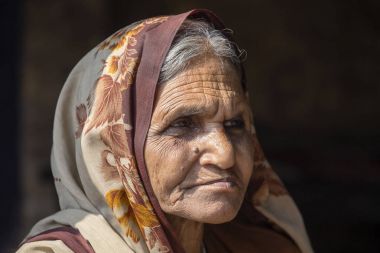 Varanasi, Uttar Pradesh, Hindistan Caddesi üzerinde eski dilenci kadın portre