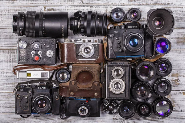 Várias câmeras de fotos vintage e lentes antigas, close-up — Fotografia de Stock