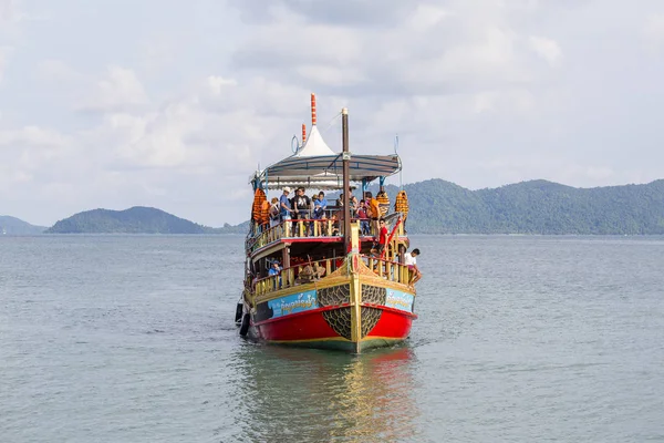 Красочная лодка с туристами возвращается с круиза на остров Ко Чанг, Таиланд — стоковое фото