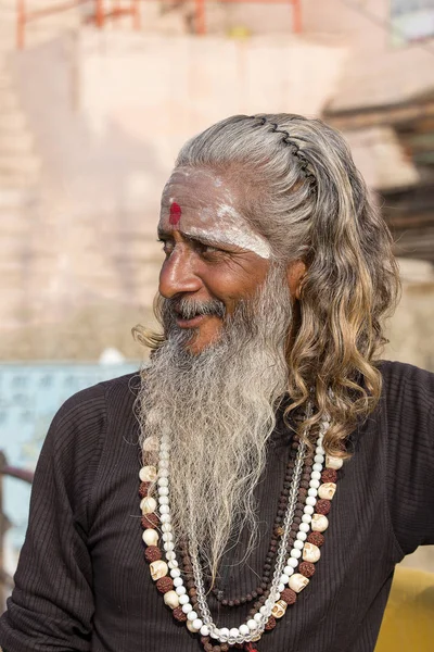 Portrait of Shaiva sadhu, holy man in Varanasi, India — Stock Photo, Image