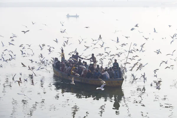 Barco com turistas navega ao longo do rio Ganges durante o nascer do sol ao longo dos ghats sagrados na cidade de Varanasi, Índia . — Fotografia de Stock