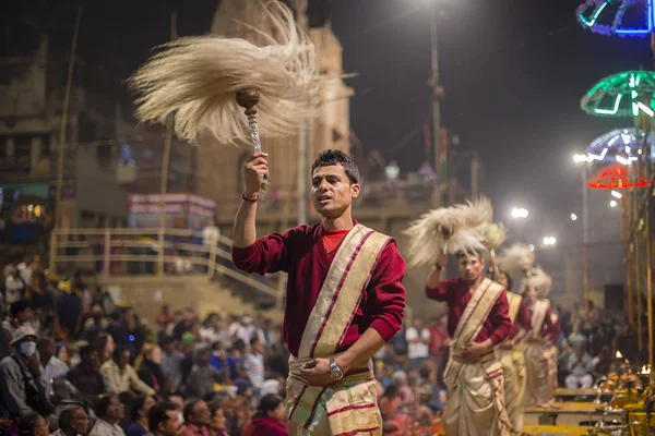 Hinduistické muži na náboženský rituál Ganga Aarti oheň puja v Váránasí, Indii — Stock fotografie