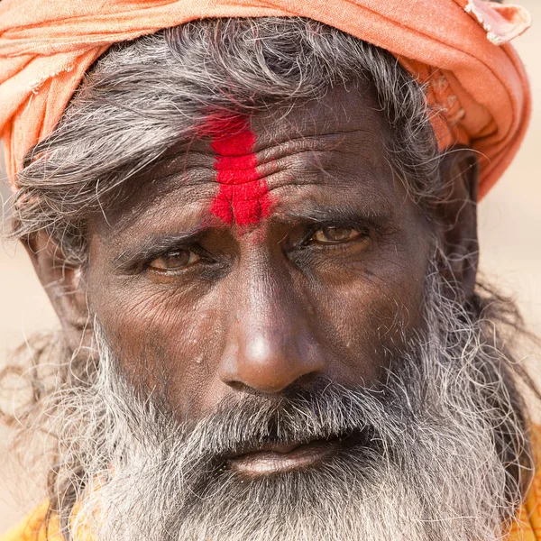 Retrato de Shaiva sadhu, homem santo em Varanasi, Índia — Fotografia de Stock