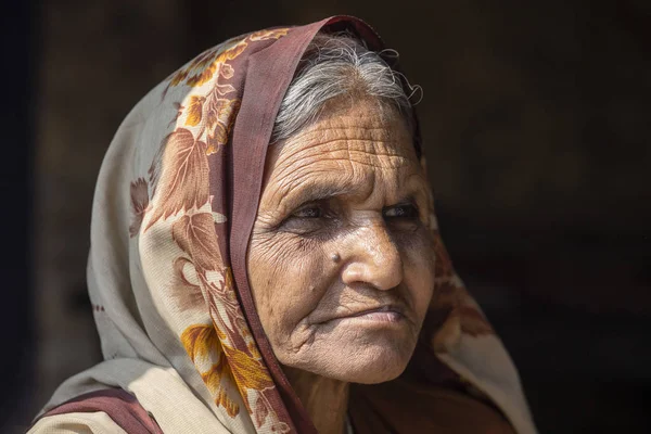 Porträt einer alten Bettlerin auf der Straße in Varanasi, uttar pradesh, Indien — Stockfoto