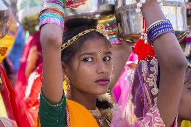 Hintli kız geleneksel Rajasthani elbise katılmak çöl Festivali Jaisalmer, Rajasthan, Hindistan