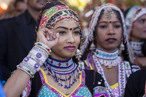 Chica india con vestido tradicional Rajasthani participar en el Festival del Desierto en Jaisalmer, Rajasthan, India —  Fotos de Stock