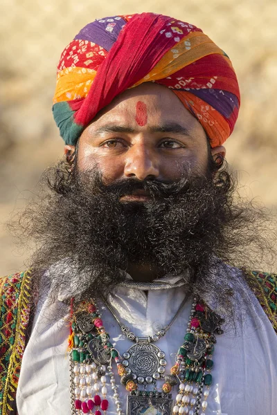 Πορτρέτο άνδρες φορούν παραδοσιακές Rajasthani φόρεμα συμμετάσχουν στο διαγωνισμό κ. έρημο ως μέρος του Φεστιβάλ της ερήμου σε Jaisalmer, Ρατζαστάν, Ινδία — Φωτογραφία Αρχείου