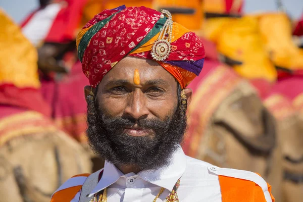 Portre erkekler geleneksel Rajasthani elbise Jaisalmer, Rajasthan, Hindistan çöl Festivali olarak Bay Desert yarışmaya katılmak