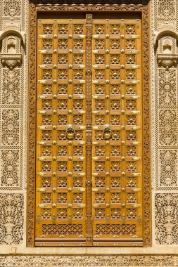 Ahşap kapı ve süs duvar Jaisalmer kale, Hindistan Sarayı.