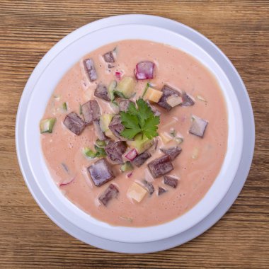 Soğuk pancar çorbası - sıcak yaz günleri için özel. Pancar, salatalık, patates, radsih ve yumurta ile sebze soğuk çorba. Yakın çekim