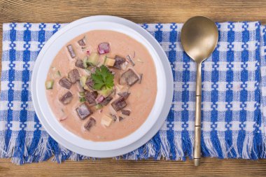 Soğuk pancar çorbası - sıcak yaz günleri için özel. Pancar, salatalık, patates, radsih ve yumurta ile sebze soğuk çorba. Yakın çekim