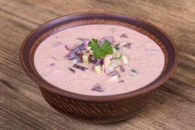 Soğuk pancar çorbası - sıcak yaz günleri için özel. Pancar, salatalık, patates, radsih ve yumurta ile sebze soğuk çorba. Yakın çekim