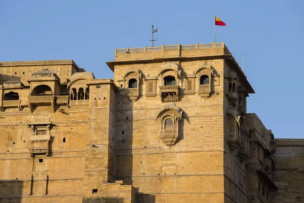 Γείρετε το πλάνο του Jaisalmer Φρούριο αμμόπετρα τοίχος με τα περίτεχνα γλυπτά στήλες, παράθυρα και μπαλκόνια. Ινδία — Φωτογραφία Αρχείου
