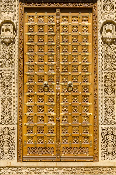 Wooden door and ornament on wall of palace in Jaisalmer fort, India. — Stock Photo, Image