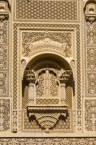 Ornamento indiano su parete del palazzo nel fort di Jaisalmer, India . — Foto Stock