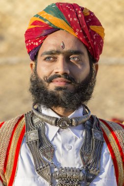 Portre erkekler geleneksel Rajasthani elbise Jaisalmer, Rajasthan, Hindistan çöl Festivali olarak Bay Desert yarışmaya katılmak