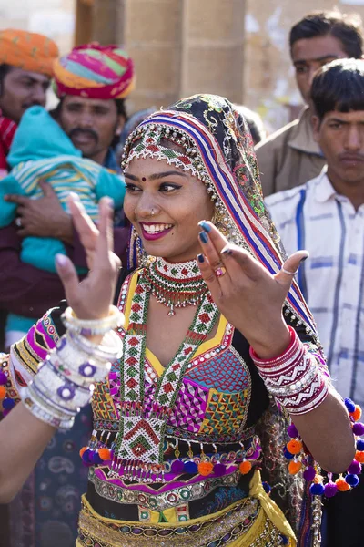 Hintli kız geleneksel Rajasthani elbise katılmak çöl Festivali Jaisalmer, Rajasthan, Hindistan — Stok fotoğraf