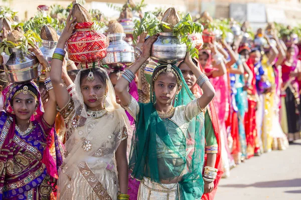 Le ragazze indiane che indossano abiti tradizionali del Rajasthan partecipano al Desert Festival a Jaisalmer, Rajasthan, India — Foto Stock