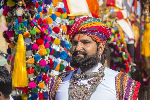 Hombres retratos vestidos con ropa tradicional Rajasthani participan en el concurso Mr. Desert como parte del Festival del Desierto en Jaisalmer, Rajastán, India —  Fotos de Stock