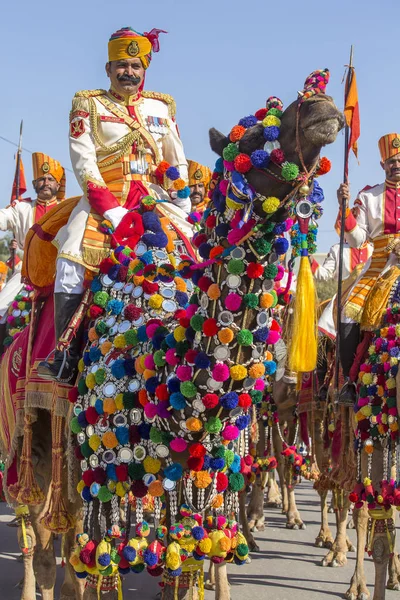 Cammelli e indiani che indossano abiti tradizionali del Rajasthan partecipano al concorso Mr. Desert come parte del Desert Festival a Jaisalmer, Rajasthan, India — Foto Stock